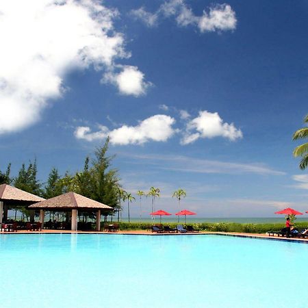 Miri Marriott Resort & Spa Exterior foto The pool at the Royal Island Resort and Spa