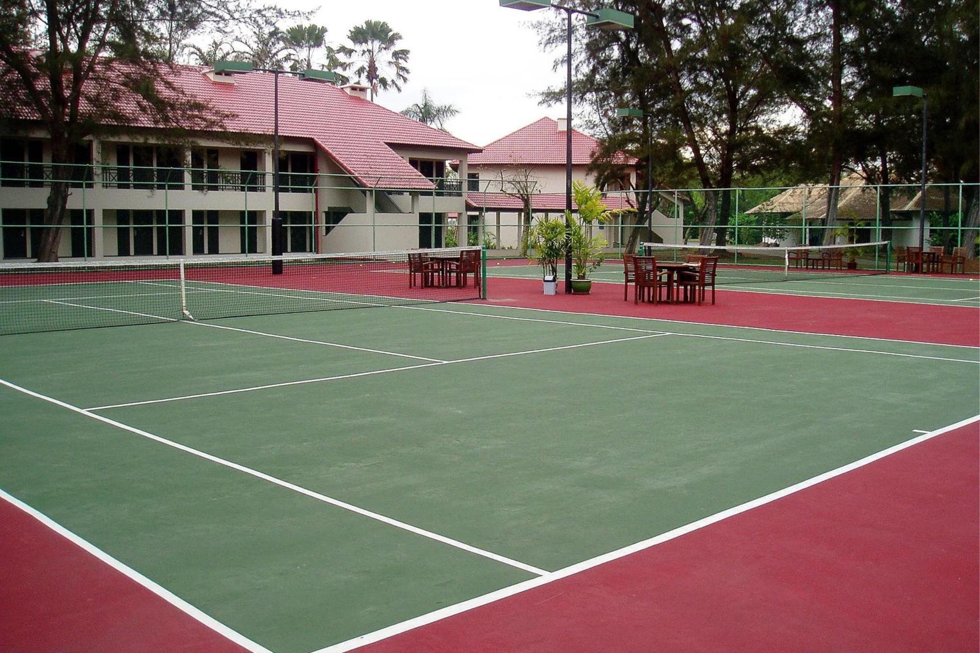 Miri Marriott Resort & Spa Exterior foto Tennis courts at the Royal Selangor Golf & Country Club