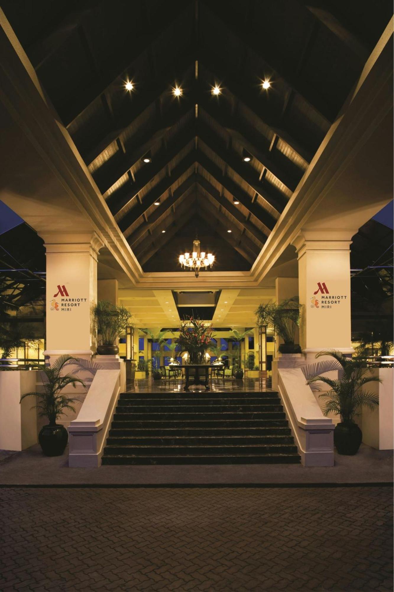 Miri Marriott Resort & Spa Exterior foto The hotel's entrance