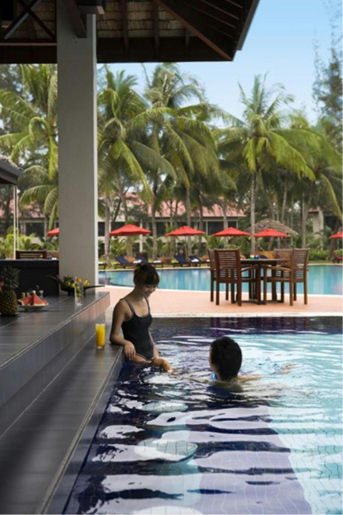 Miri Marriott Resort & Spa Exterior foto Swimming pool at the hotel