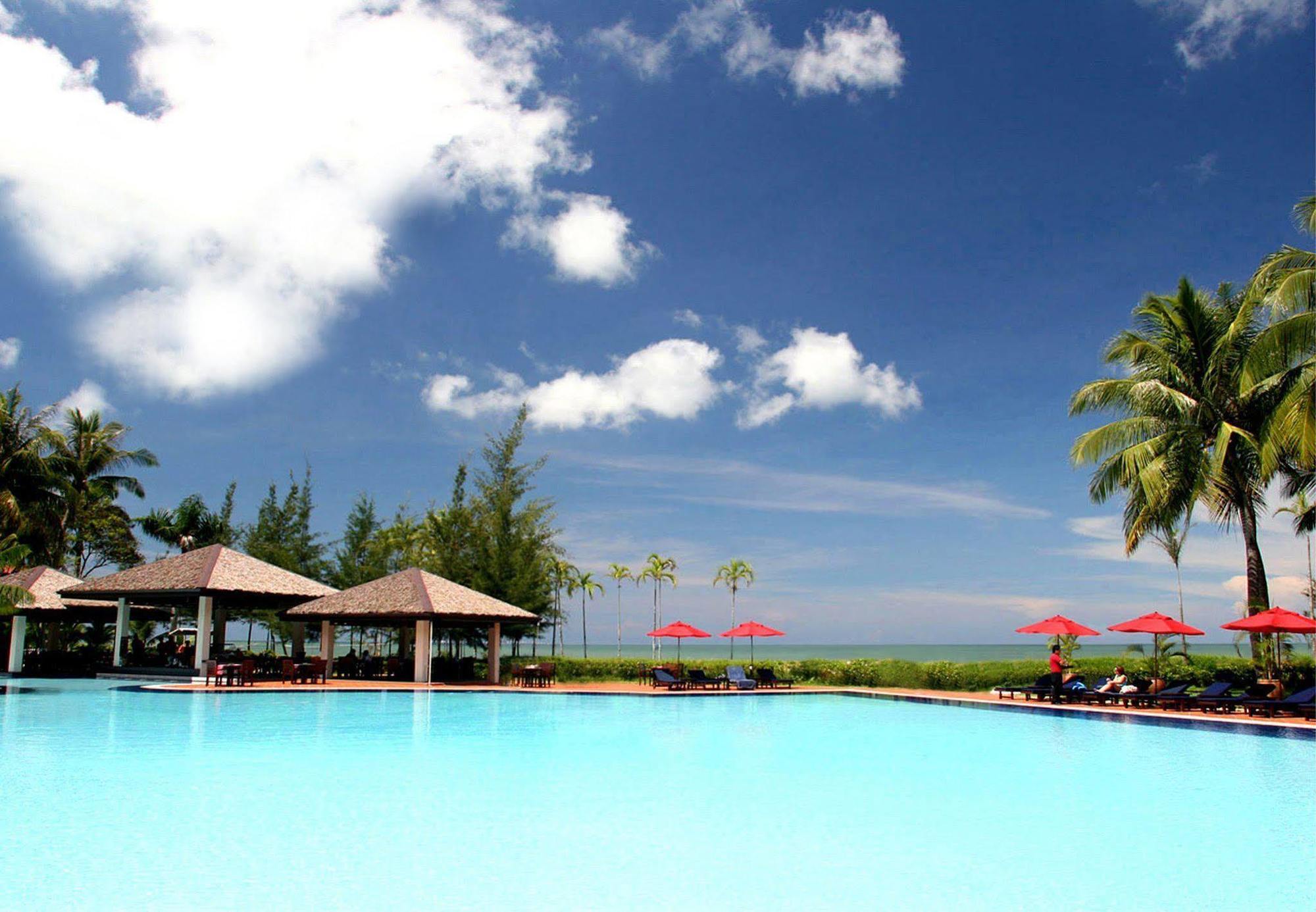 Miri Marriott Resort & Spa Exterior foto The pool at the Royal Island Resort and Spa