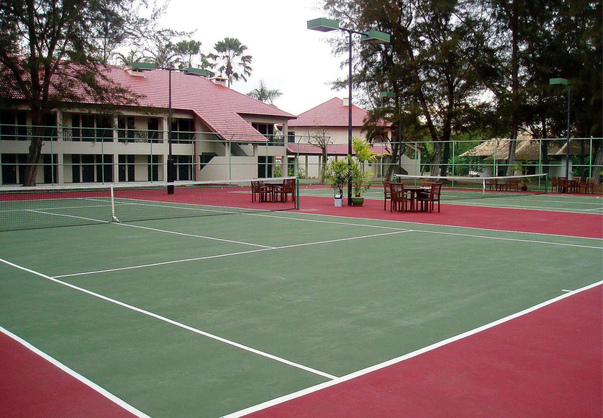 Miri Marriott Resort & Spa Exterior foto Tennis courts at the University of Western Australia